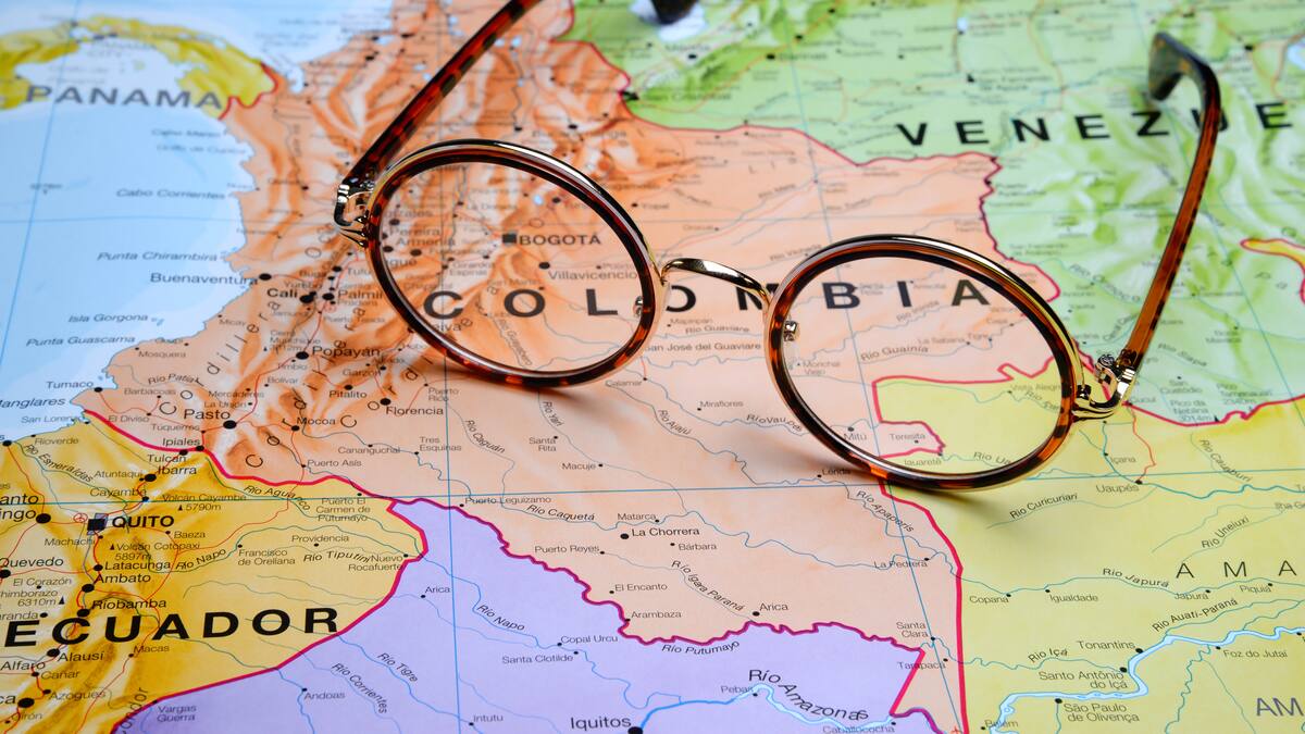 ¿Cuál es el punto más al este de Colombia? Está localizada en una longitud 66°