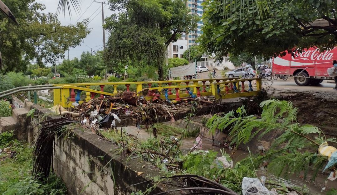 Un vehículo que se fue al canal impactó la estructura dejándola completamente destruida