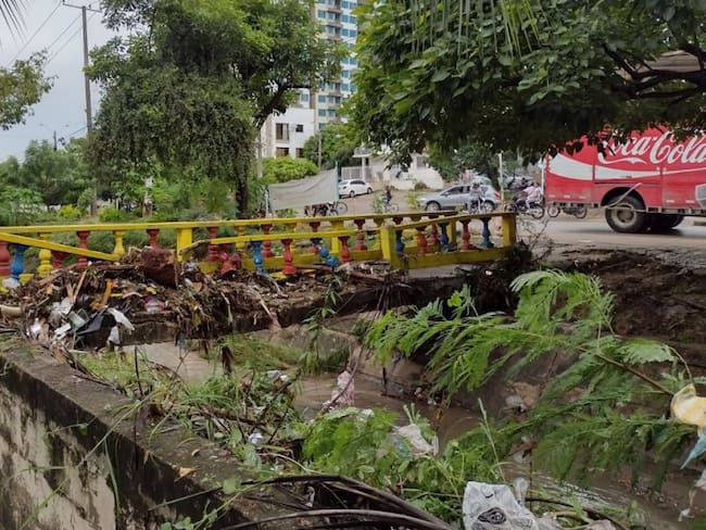 Un vehículo que se fue al canal impactó la estructura dejándola completamente destruida