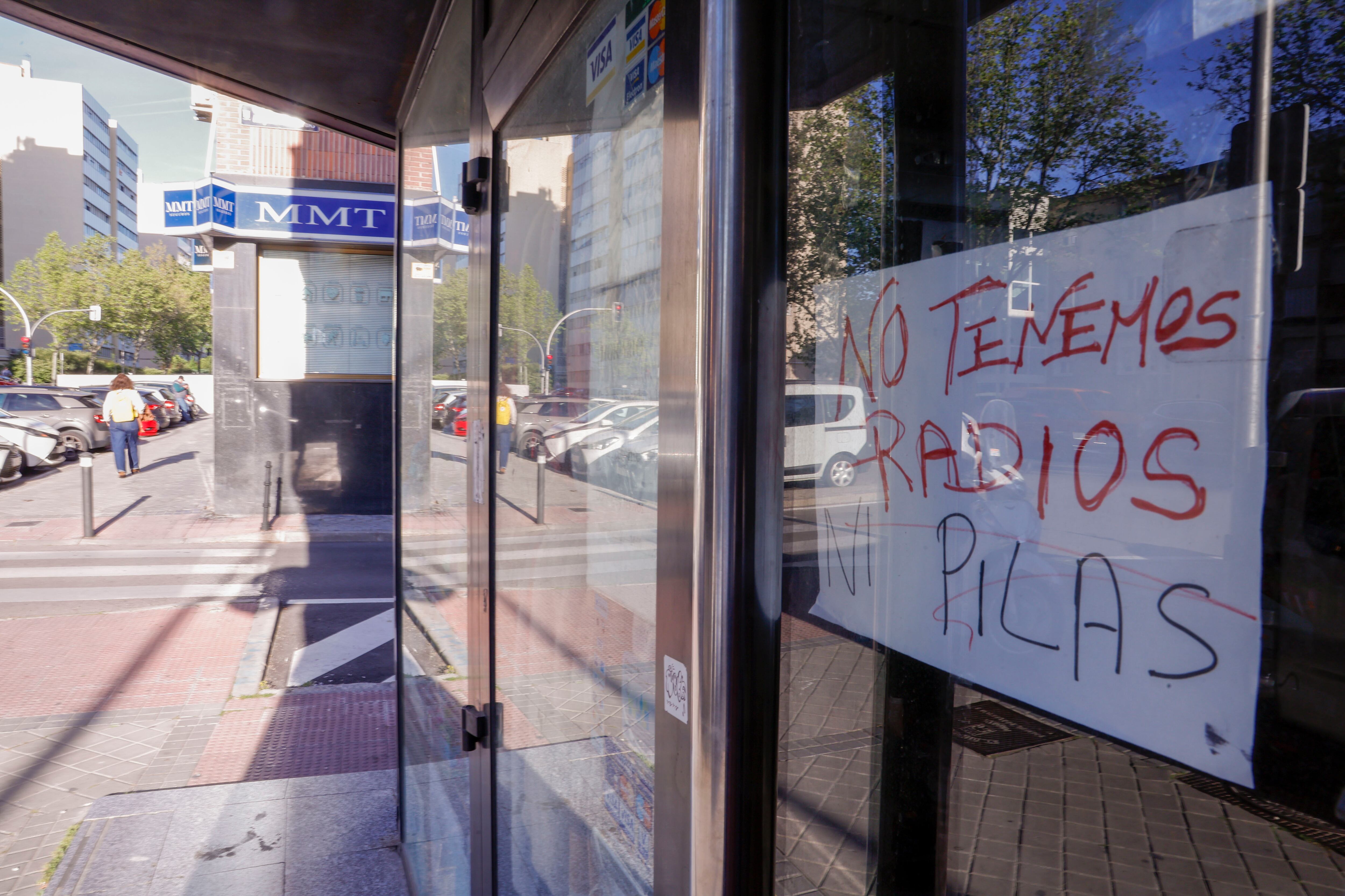MADRID, 29/04/2025.- Un cartel que anuncia la carencia de radios ni pila colocado en el escaparate de un comercio madrileño en la tarde del lunes durante el apagón eléctrico masivo ocurrido en la península. EFE/Javier Lizón