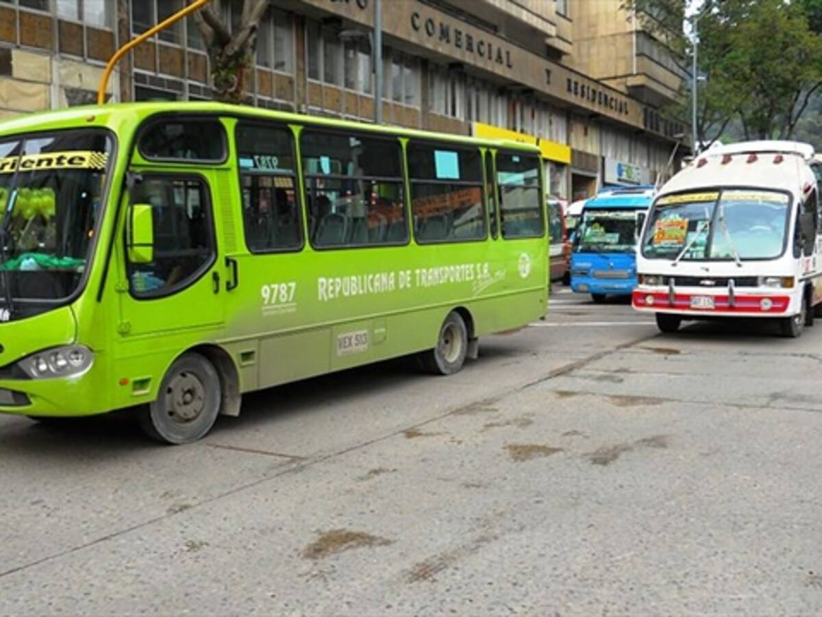 Petro firma decreto de pico y placa para buses tradicionales