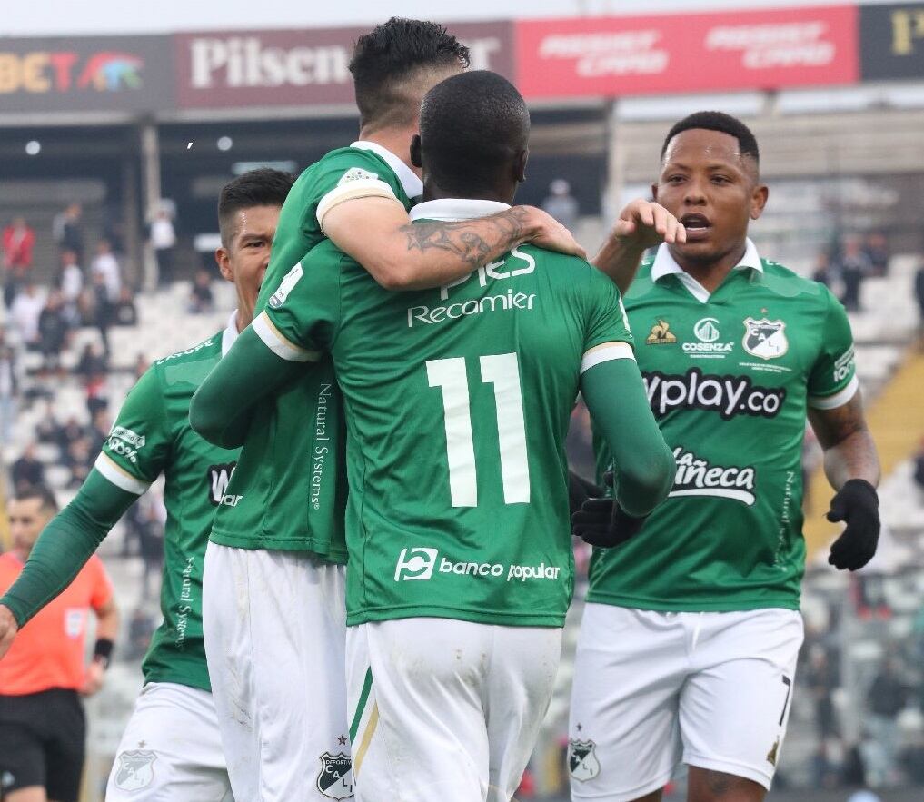 Los jugadores del Deportivo Cali festejan uno de sus cuatro goles ante el Colo Colo / Twitter: @asodeporcali.
