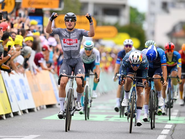 Jasper Philipsen celebra la victoria en la etapa 16 del Tour de Francia. (Photo by Dario Belingheri/Getty Images)