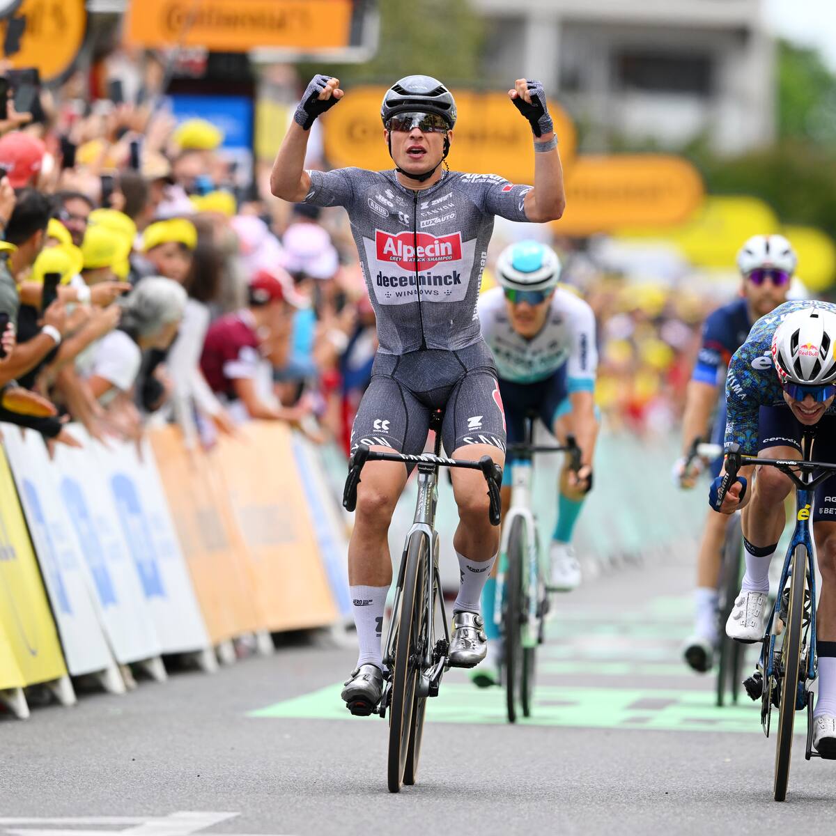 Philipsen gana la etapa 16 y deja a Fernando Gaviria sin chances de triunfo en el Tour