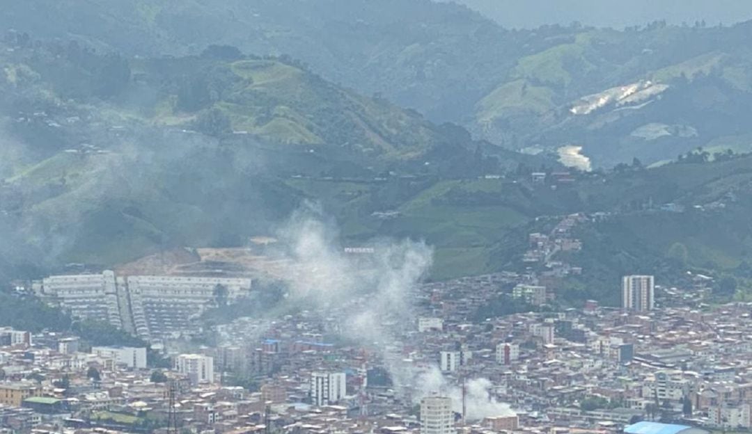 Incendio en el municipio de Villamaría, visto desde las oficinas de Caracol Radio