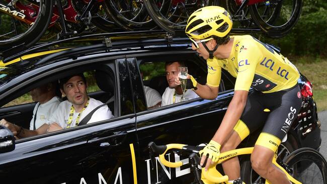Nicolas Portal (izq.) hablando con Egan el día que conquistó el Tour de Francia 2019.