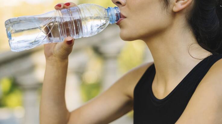 ¿Cuántos vasos de agua debemos tomar al día?
