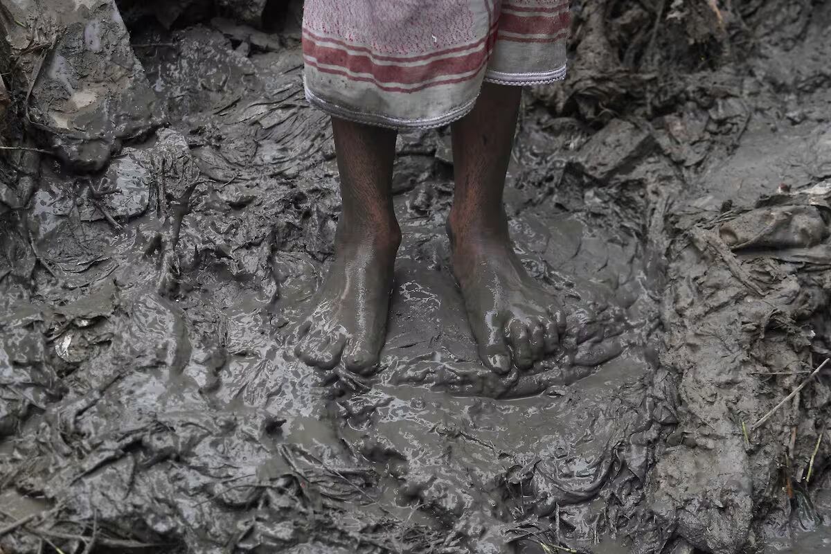 Foto ilustrativa de un ciudadano en un area residencial destruida en Pakistan, EFE/EPA/SHAHZAIB AKBER