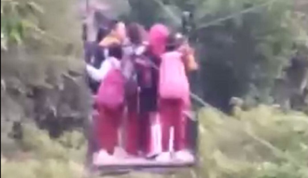 El puente que se situaba en el lugar fue demolido porque ahí se iba a construir uno nuevo.