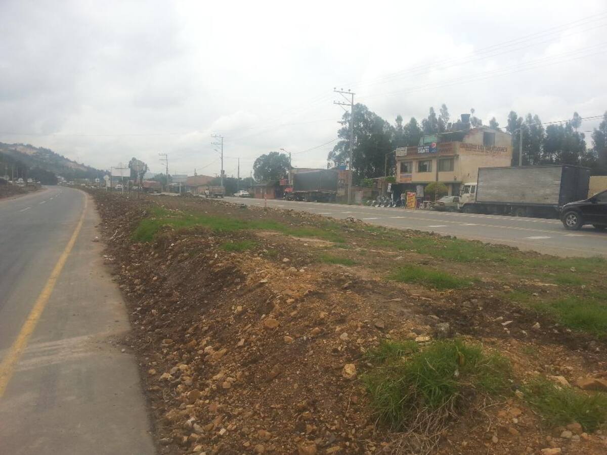 Imágenes tomadas por Caracol Radio o cortesía de la Gobernación de Boyacá que muestran las "trabas" en la movilidad por la demora en las obras, que generan calzadas sencillas en varios tramos de la carretera.