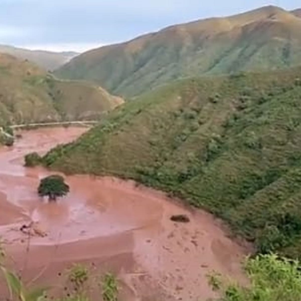 Habitantes de El Tarrita en alerta máxima por el aumento del caudal del río. Temen otra avalancha