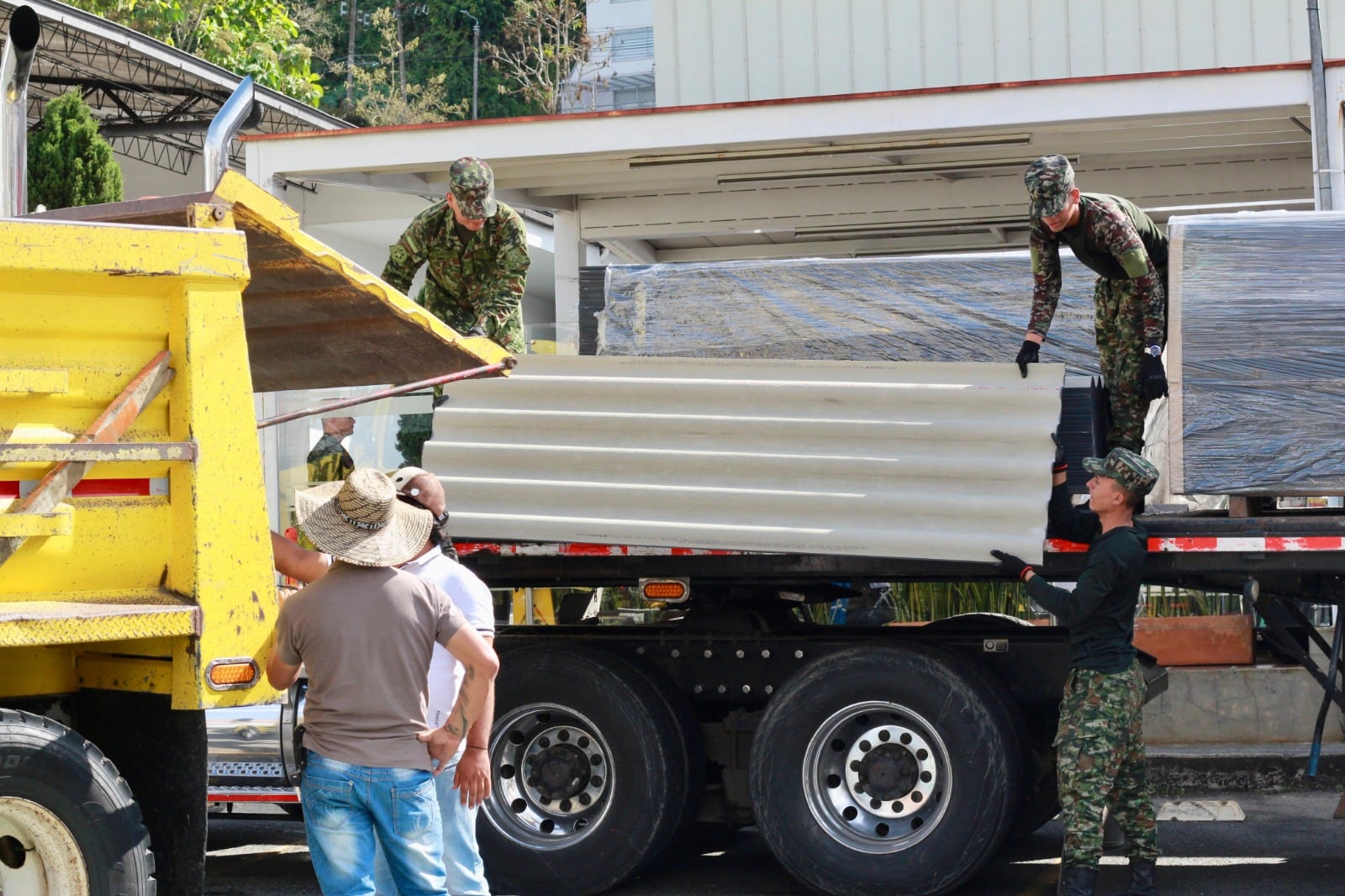 Personal del ejército organizando tejas donadas en el Centro de acopio y logística humanitaria de la Cruz Roja. Foto: Gobernación de Caldas.