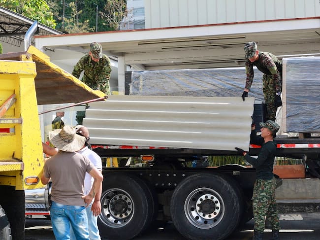 Personal del ejército organizando tejas donadas en el Centro de acopio y logística humanitaria de la Cruz Roja. Foto: Gobernación de Caldas.