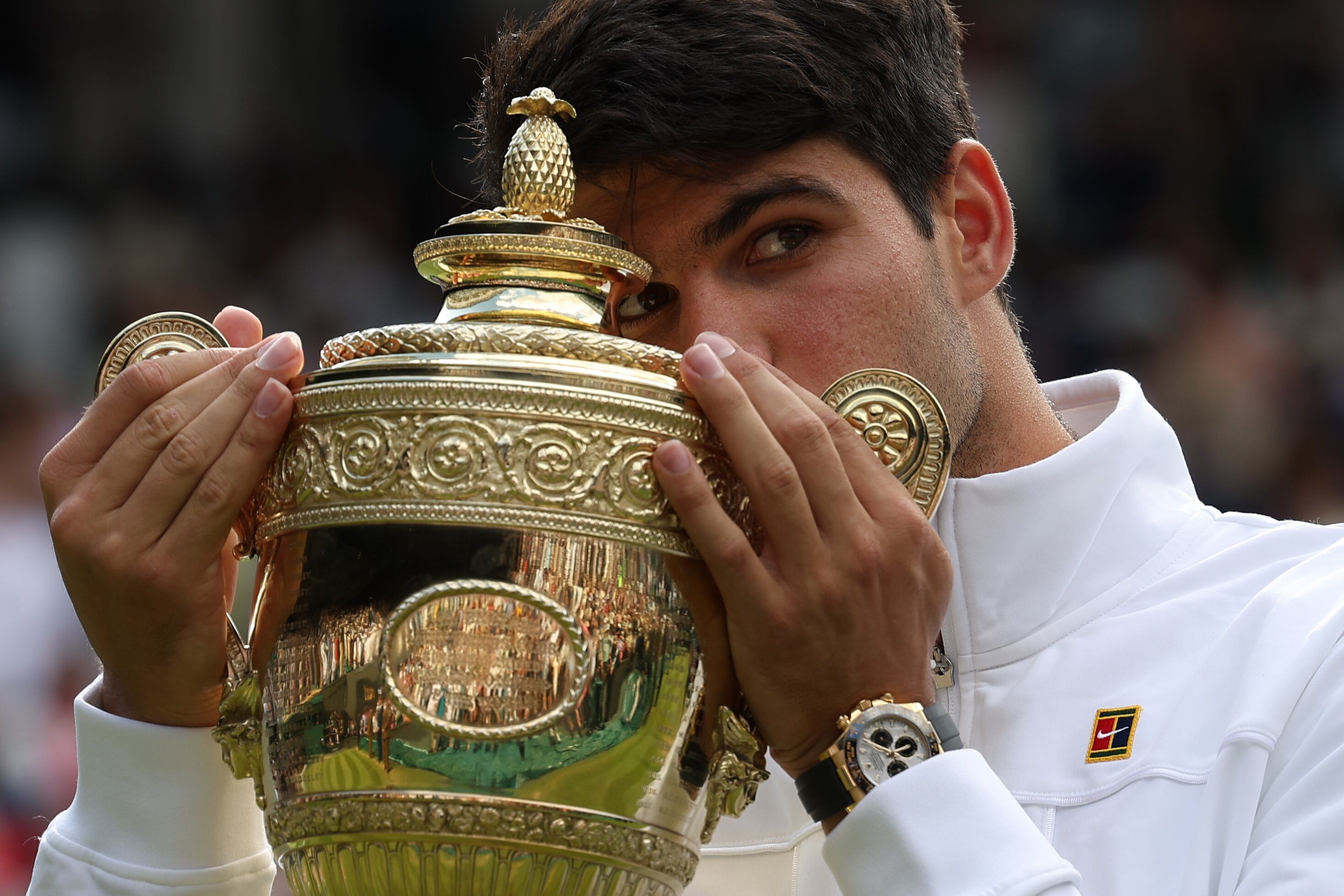 -FOTODELDÍA- Wimbledon (Reino Unido), 14/07/2024.- El español Carlos Alcaraz besa el trofeo tras vencer a Novak Djokovic en la final del torneo de Wimbledon. EFE/ADAM VAUGHAN - SOLO USO EDITORIAL -