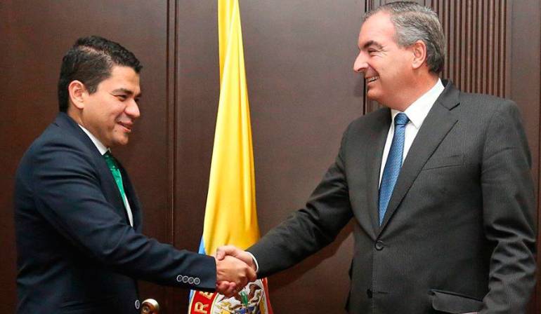 Luis Miguel Pico y Aurelio Iragorri, durante la posesión del primero como viceministro de Asuntos Agropecuarios en junio de 2017.