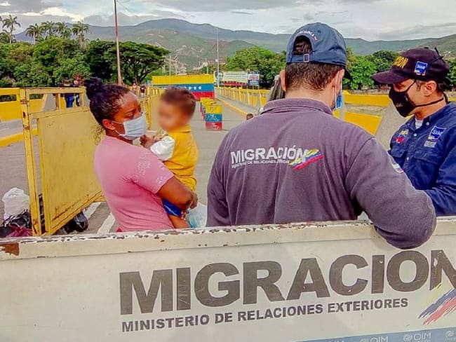 Migración Colombia expulsó venezolana con circular azul