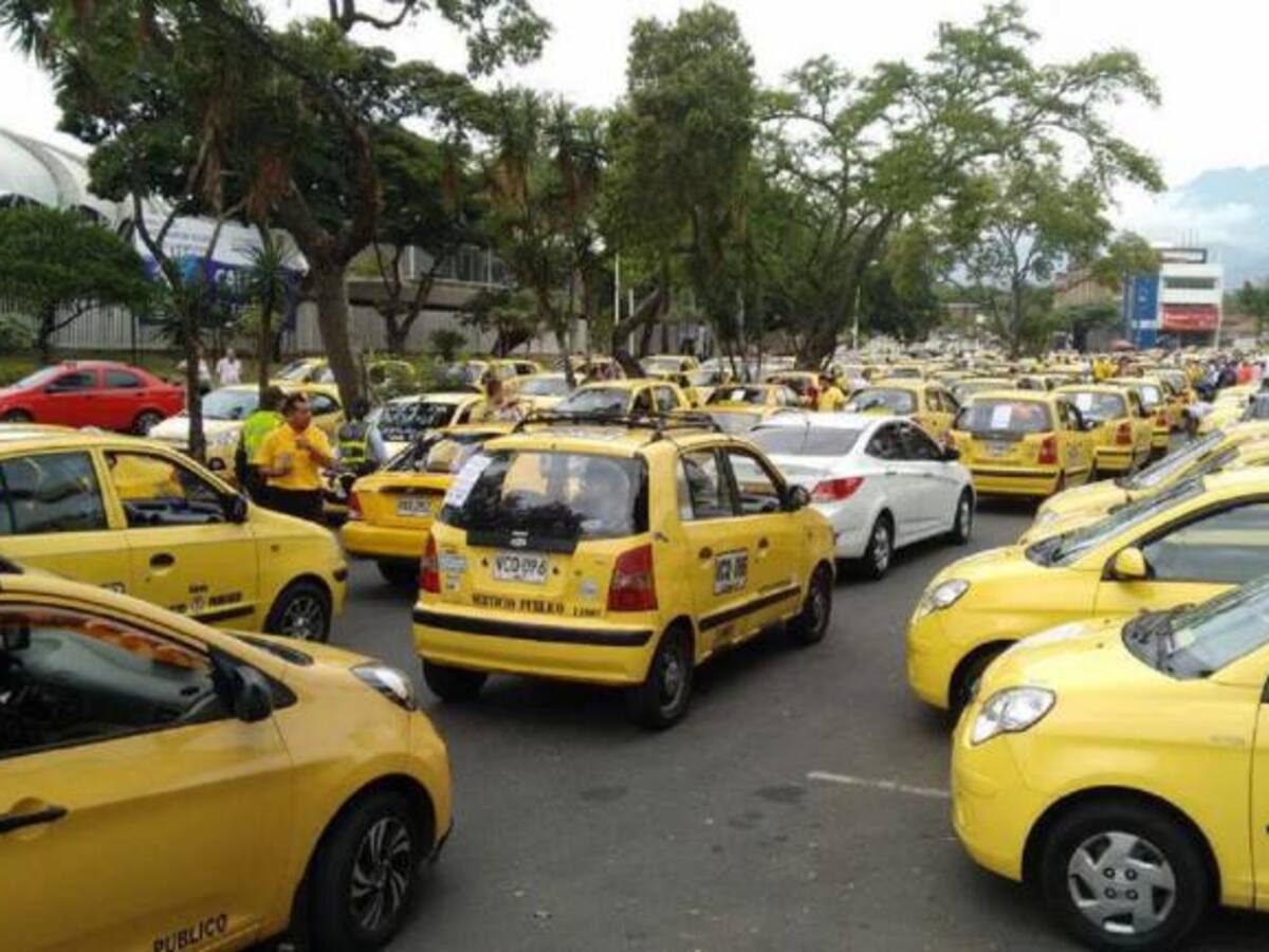 Alcaldía plantea congelar valor de carrera mínima y banderazo en taxis