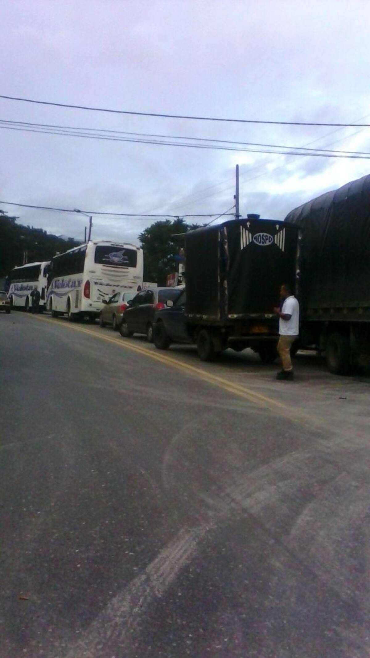 La carretera fue cerrada desde antes de la media noche del lunes, por un deslave.