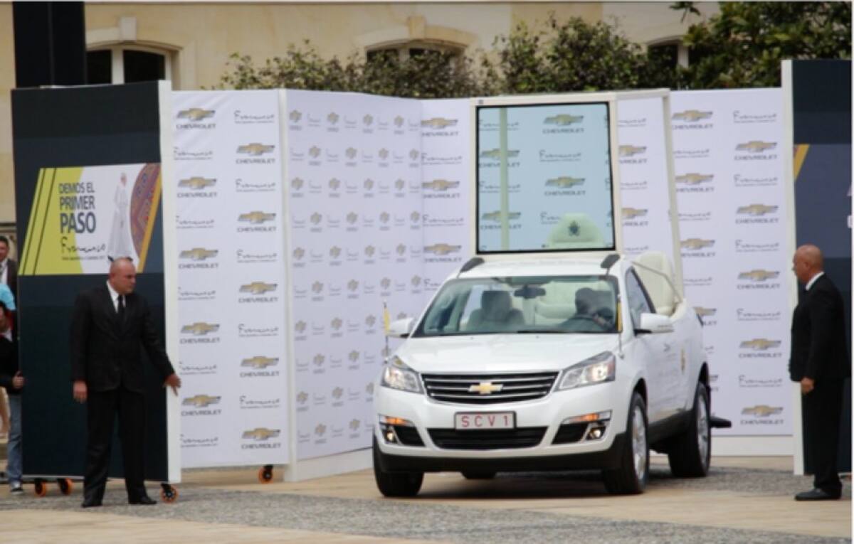 Además se presentó la tripulación de Avianca que acompañará al sumo pontífice con 38 oficiales entre pilotos, técnicos de cabina e ingenieros de mantenimiento y de seguridad, al igual que 30 profesionales de reserva con otros pilotos y personal técnico.