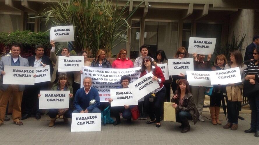 Un grupo de madres y padres cabeza de familia que pertenecen al retén anunciaron que protestarán todos los miércoles ante la Corte Constitucional. Foto: Astrid Rojas