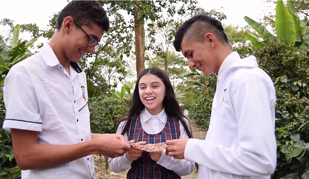 Estudiantes desarrollan material con pulpa de café para reemplazar el plástico.
