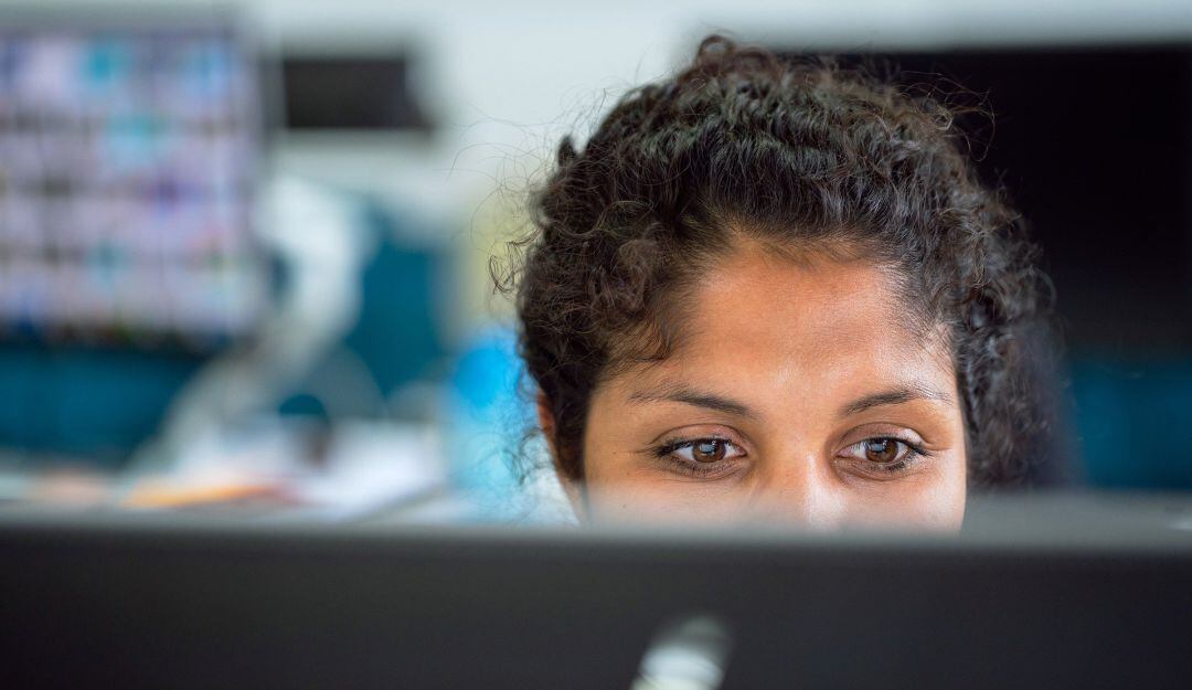 El uso contante de las pantallas electrónicas puede afectar la salud de nuestros ojos