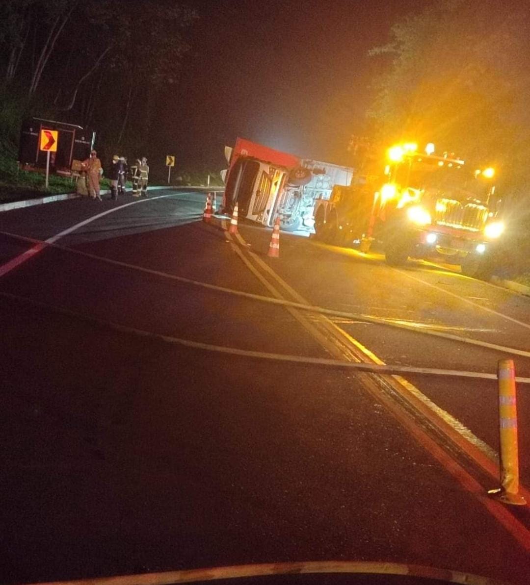 Furgón volcada cerca a Marmato (Caldas). Foto: Cuerpo Voluntario de Bomberos de Marmato.