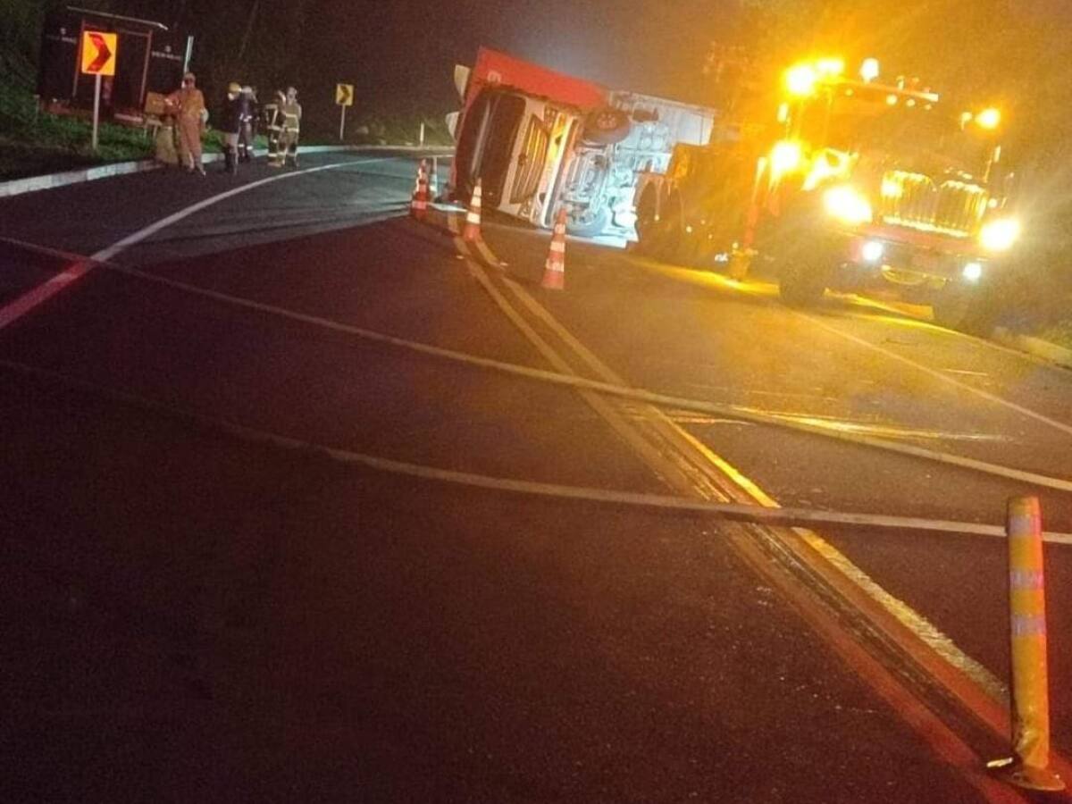 Furgón que transportaba material peligroso se volcó en Marmato, Caldas