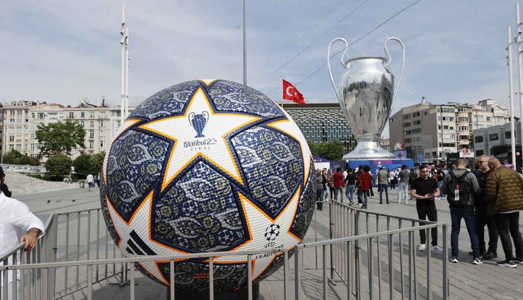 Modelo gigante del balón y el trofeo de la Champions League en el Taksim Square de Estambul, Turquía. (Photo by Omer Faruk Yildiz/Anadolu Agency via Getty Images)