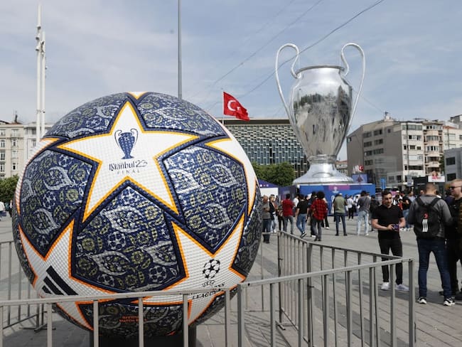 Modelo gigante del balón y el trofeo de la Champions League en el Taksim Square de Estambul, Turquía. (Photo by Omer Faruk Yildiz/Anadolu Agency via Getty Images)