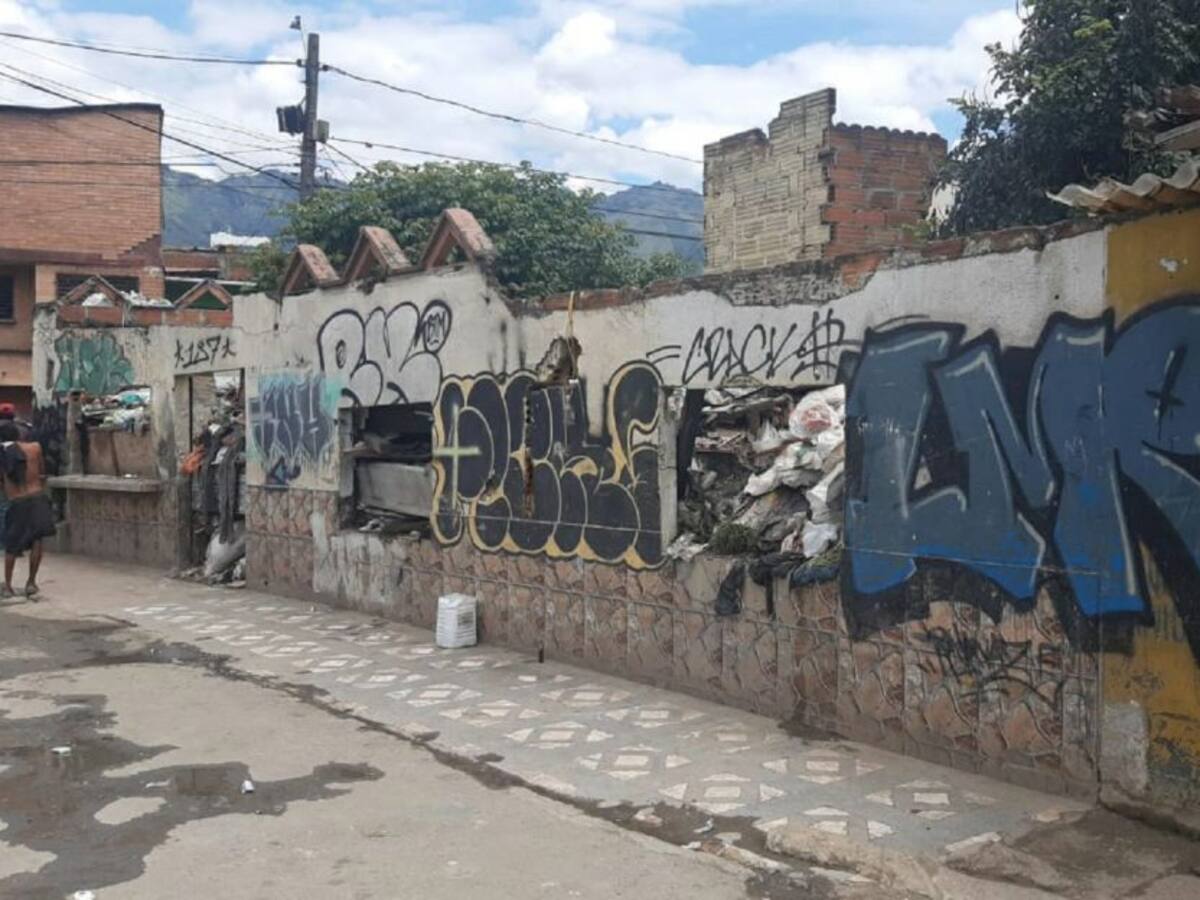 Derriban estructura física que servía de plaza de vicio en Bello