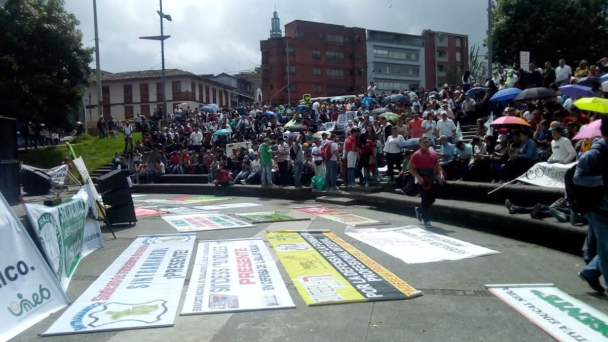 En Manizales los marchantes se integran en el parque Ernesto Gutiérrez para expones la manera en que se ven afectados por el Pan Nacional de Desarrollo