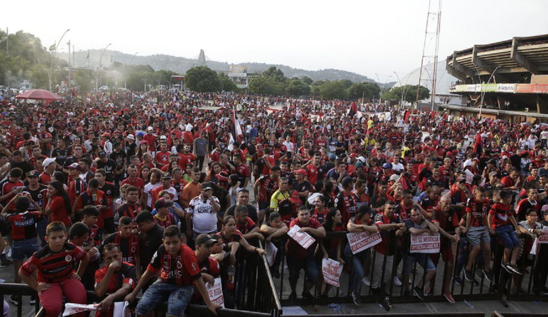 La protesta de los hinchas del Cúcuta en las afueras del estadio General Santander