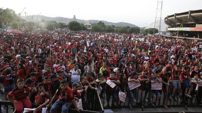 La protesta de los hinchas del Cúcuta en las afueras del estadio General Santander