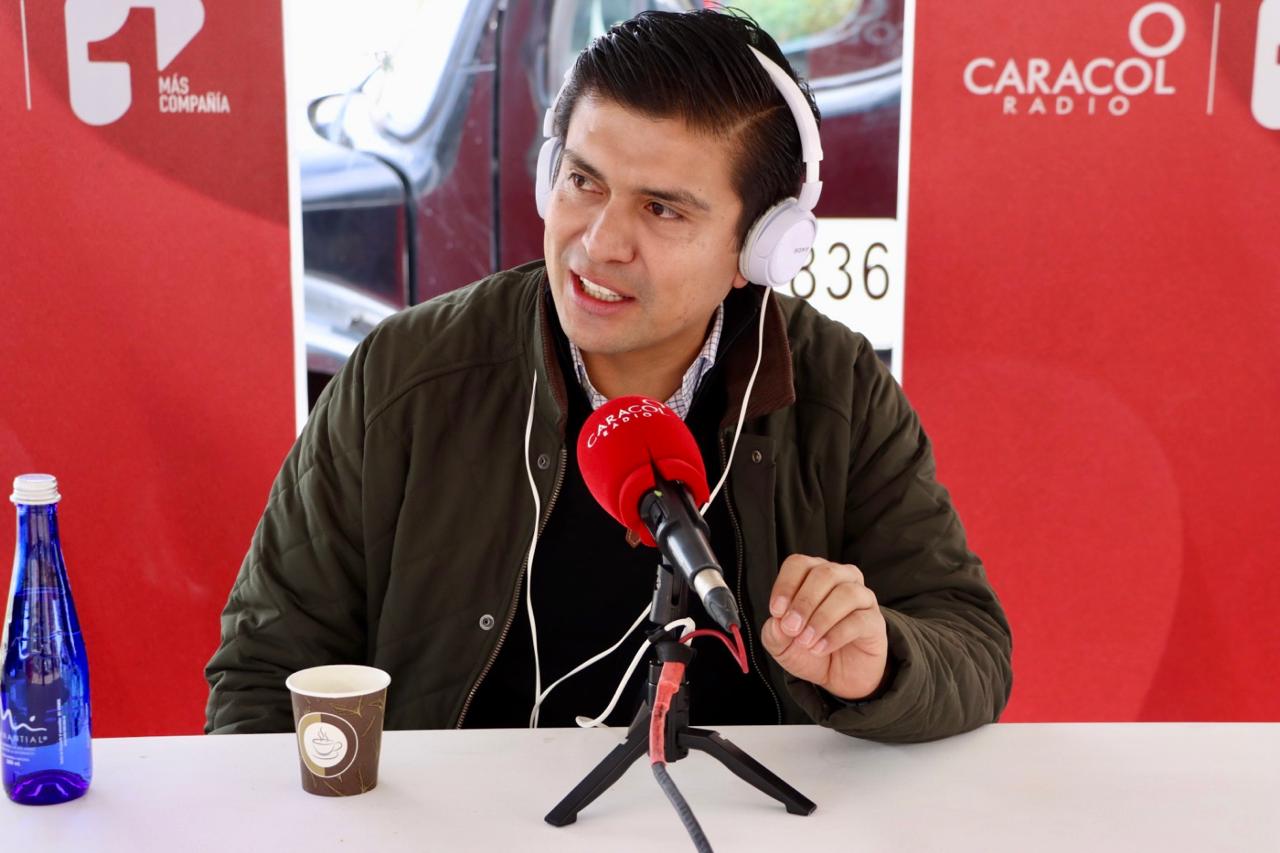 Victor Gamboa, alcalde anfitrión del Festival de las Ideas, invitó a los asistentes a ofrecer más apoyo a negocios locales como una forma de aportar al desarrollo productivo del país. I Foto: Caracol Radio