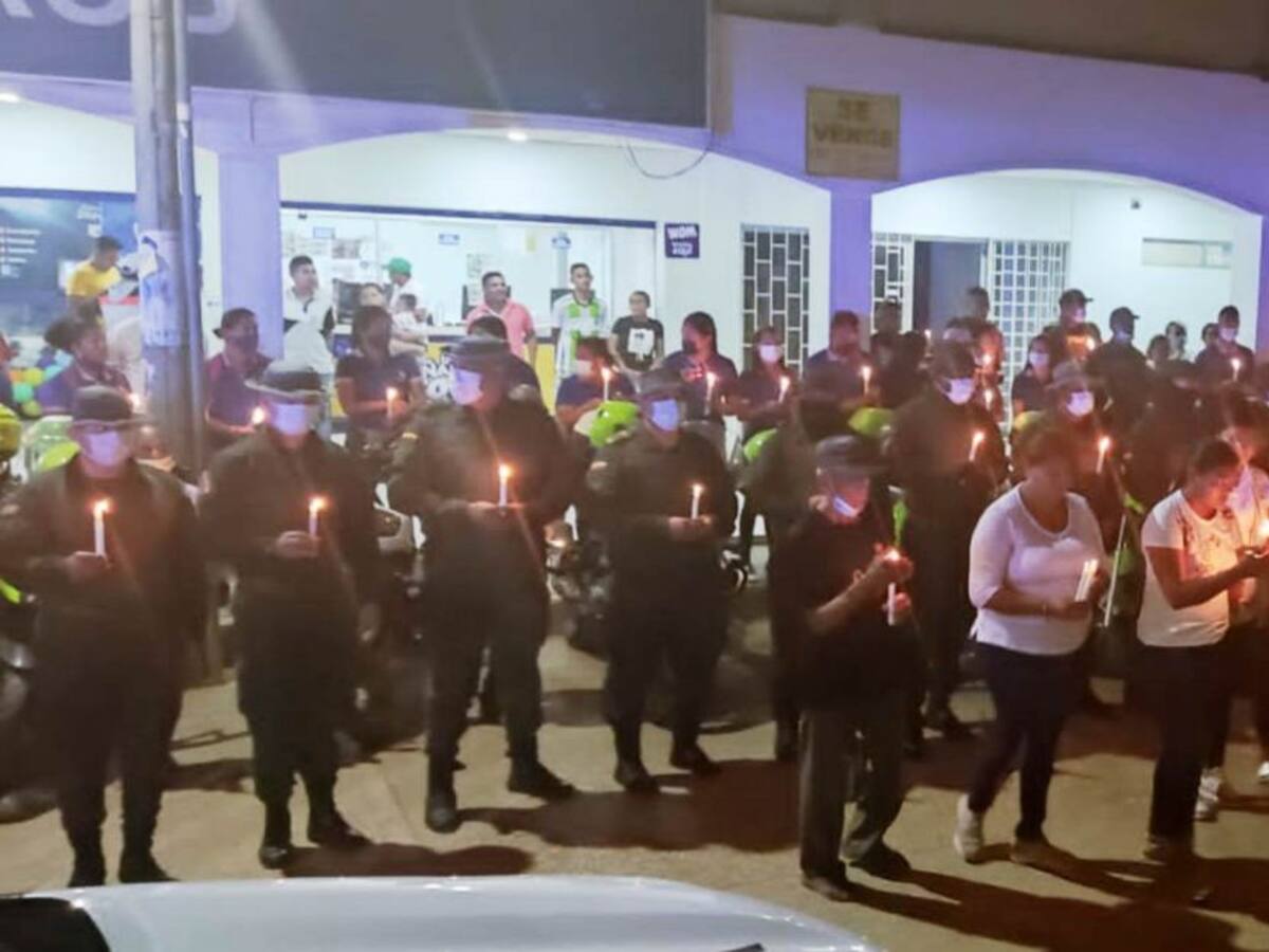 Con velatón rindieron homenaje a policía asesinado en Bolívar