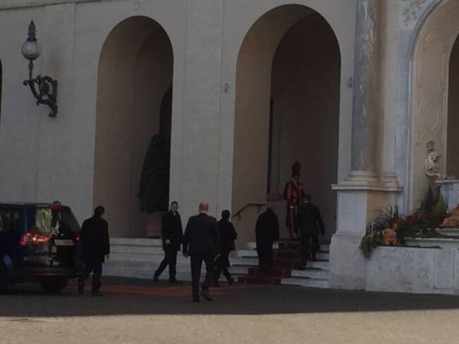 Francisco recibe al ex presidente Uribe en el Vaticano