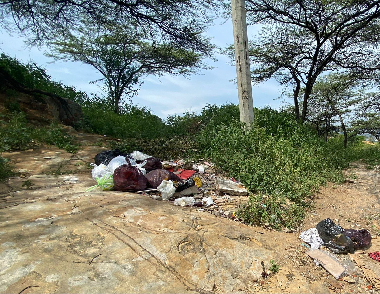 Humedal de San Luis se está convirtiendo en un vertedero de basura, denuncia la comunidad.