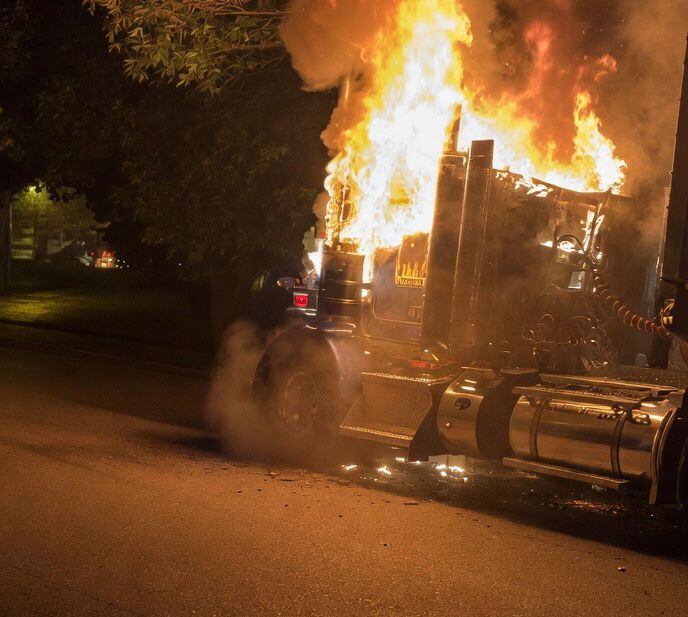 Vehículo incinerado en vías de Antioquia. Foto: Cortesía Redes Sociales