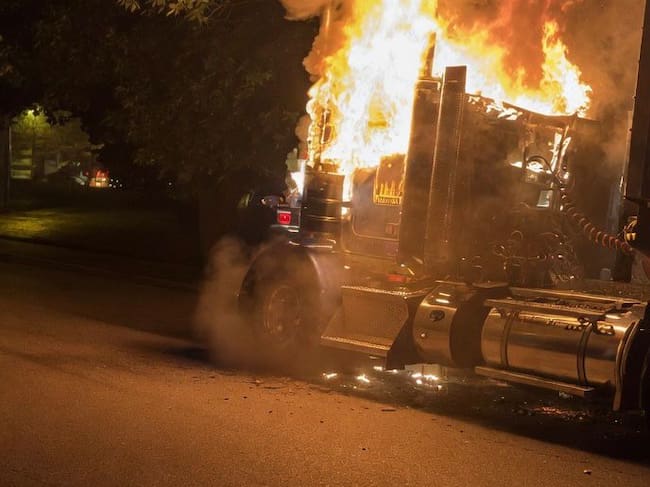 Vehículo incinerado en vías de Antioquia. Foto: Cortesía Redes Sociales