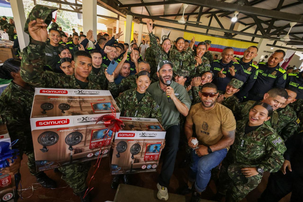 En Navidad, el gobernador de Córdoba, Erasmo Zuleta rindió homenaje a la Fuerza Pública en el Alto Sinú.