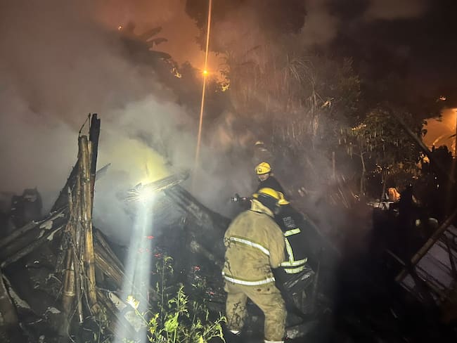 Incendio en la comuna de Villasantana - Cuerpo de Bomberos de Pereira.