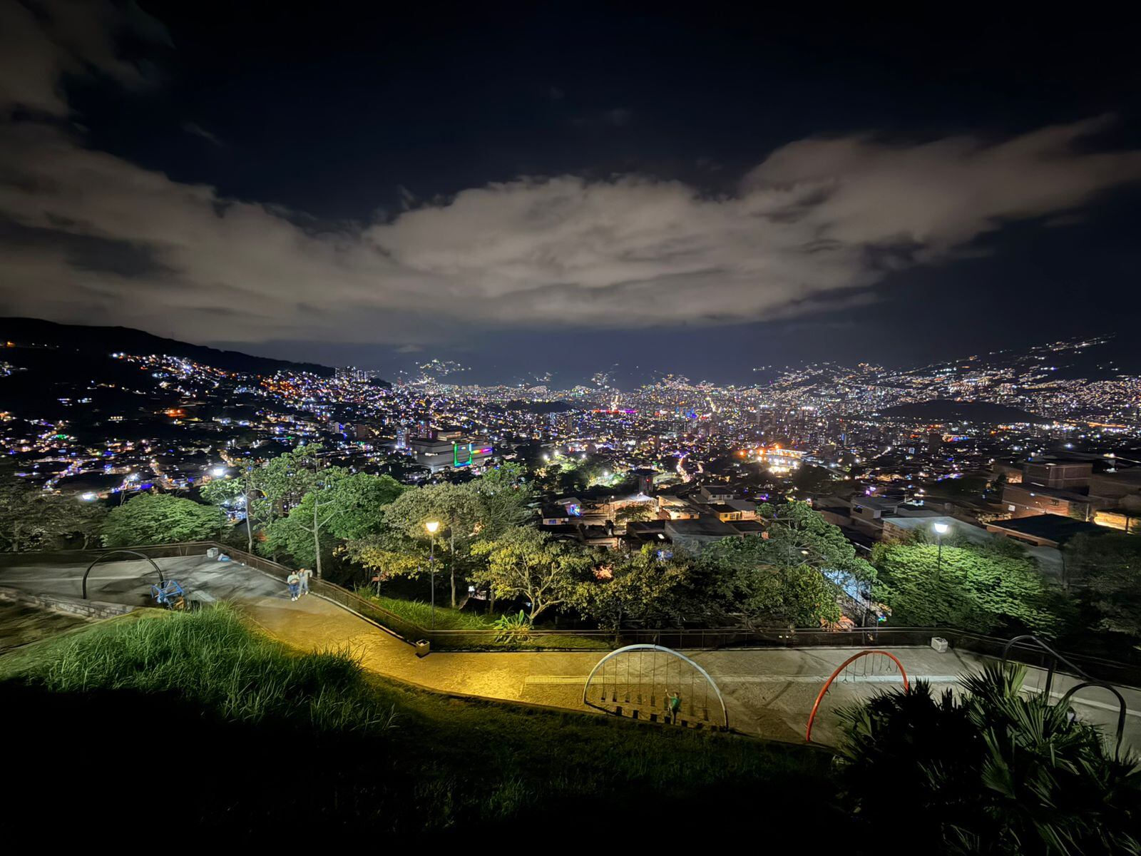 Los barrios también brillan: crónica de los alumbrados en Medellín Foto: Caracol Radio