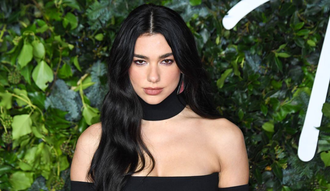 Hasta comiendo pizza se ve hermosa Dua Lipa