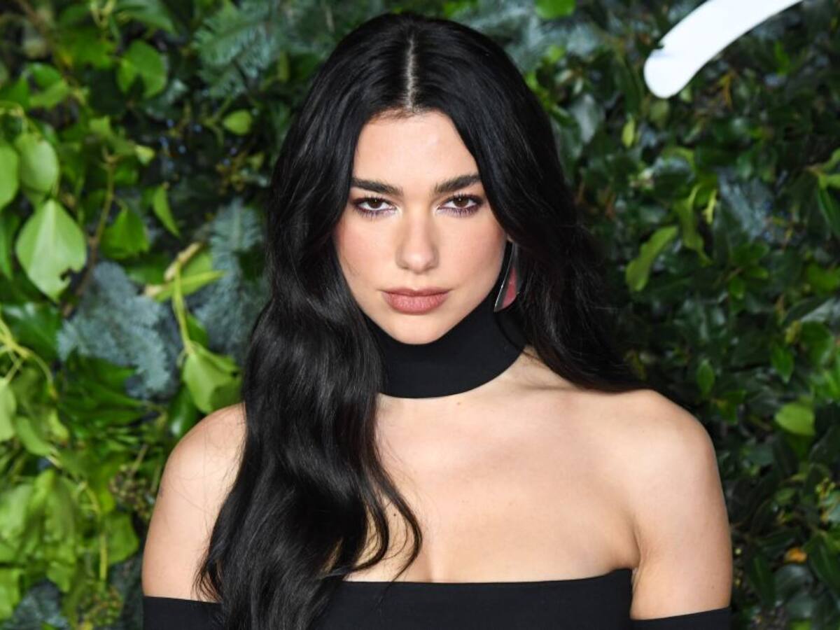 Hasta comiendo pizza se ve hermosa Dua Lipa