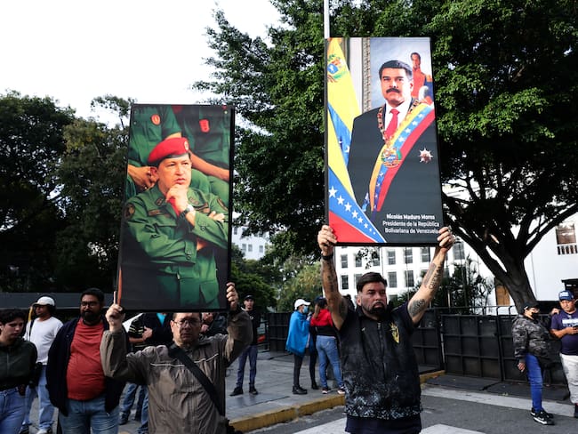 Caracas. Partidarios de Nicolás Maduro y del fallecido Hugo Chávez sostienen carteles con sus imágenes. (Foto de Jesús Vargas/Getty Images)