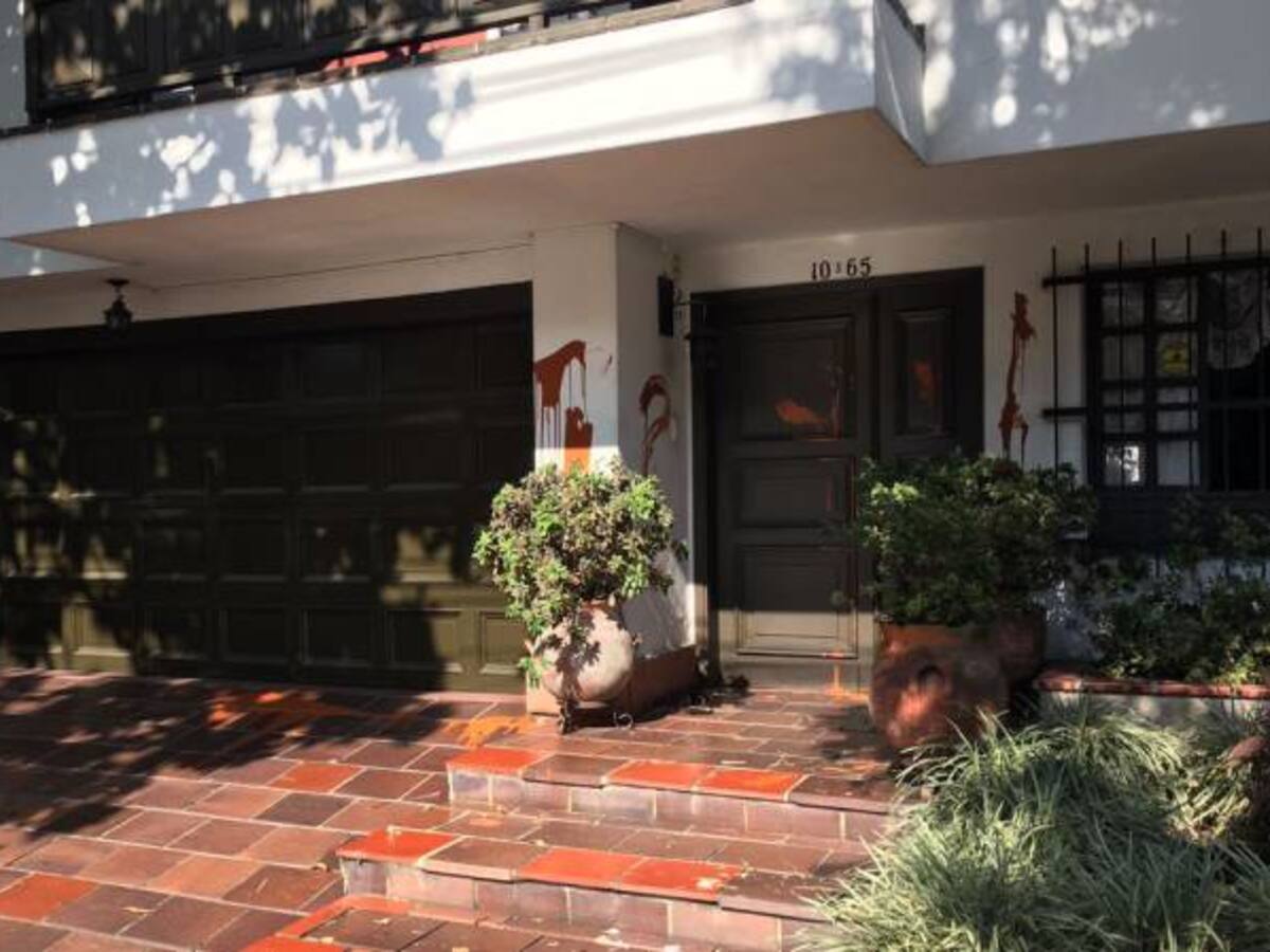 Atacan con explosivo y pintura la casa de un promotor del No en Medellín