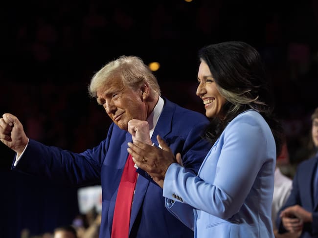 Donald Trump y Tulsi GabbardFOTO: Scott Olson/Getty Images