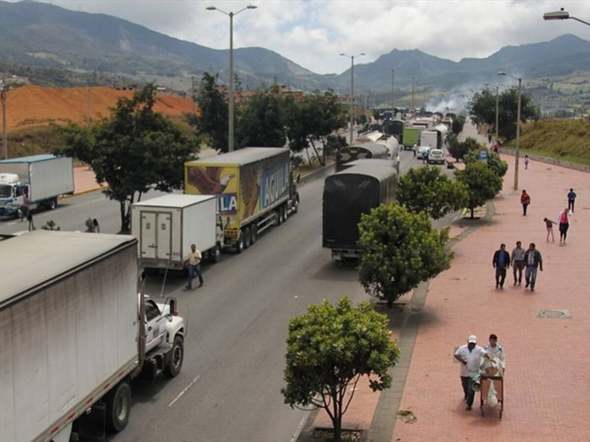 Santos dice que a mediodía debe estar reabierta la vía al Llano