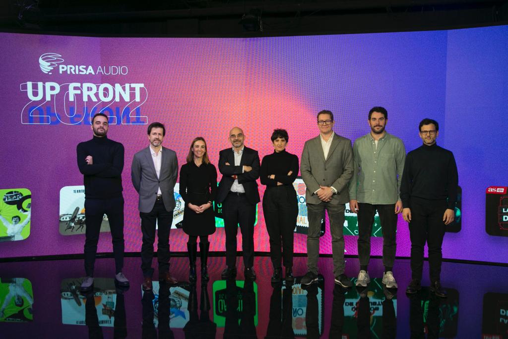En el centro, Carlos Núñez, presidente de PRISA Media, y María Jesús Espinosa de los Monteros, directora general de PRISA Audio, con representantes en España de Spotify, Podimo, Google, Triton, la IAB y BMW